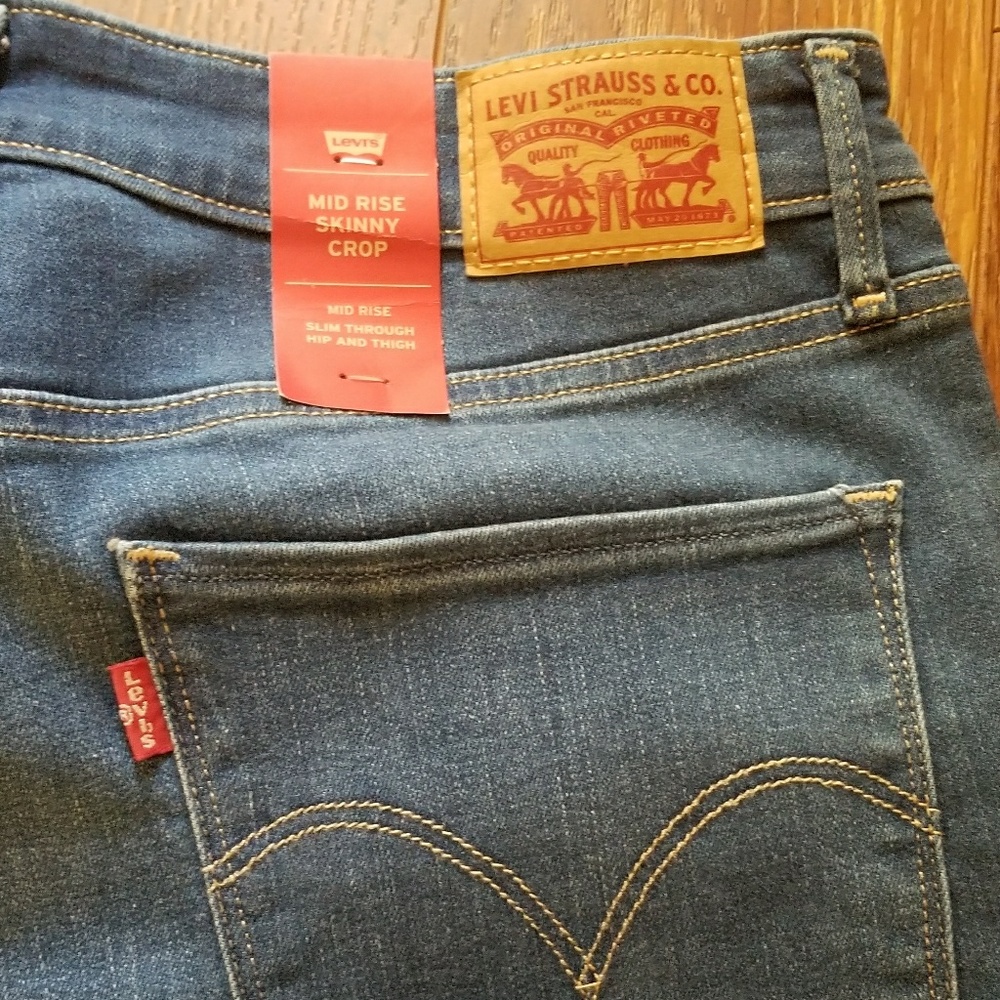 ** NEW** Levis Jeans